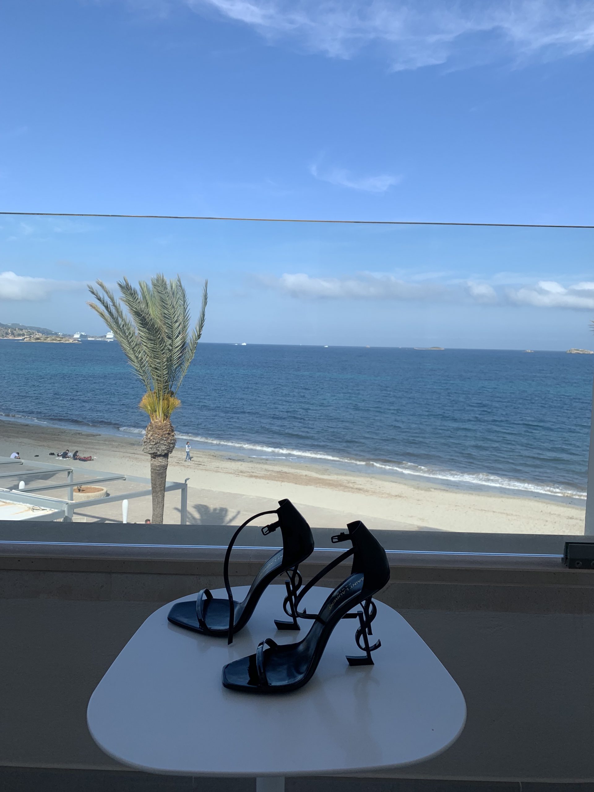 YSL Schuhe Hotel Garbi Balkon